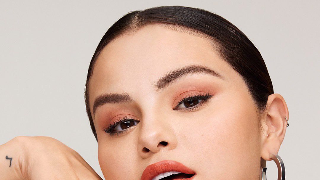 https://hips.hearstapps.com/hmg-prod/images/selena-gomez-rare-beauty3-liquid-touch-weightless-foundation-1660248719.jpg?crop=1xw:0.5625xh;center,top&resize=1200:*