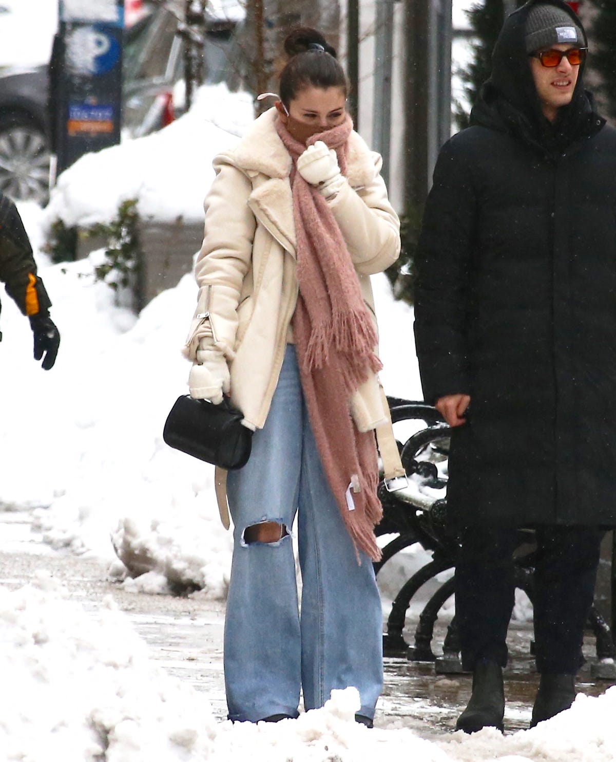 See Photos of Selena Gomez Walking Through New York City's Snowstorm In ...