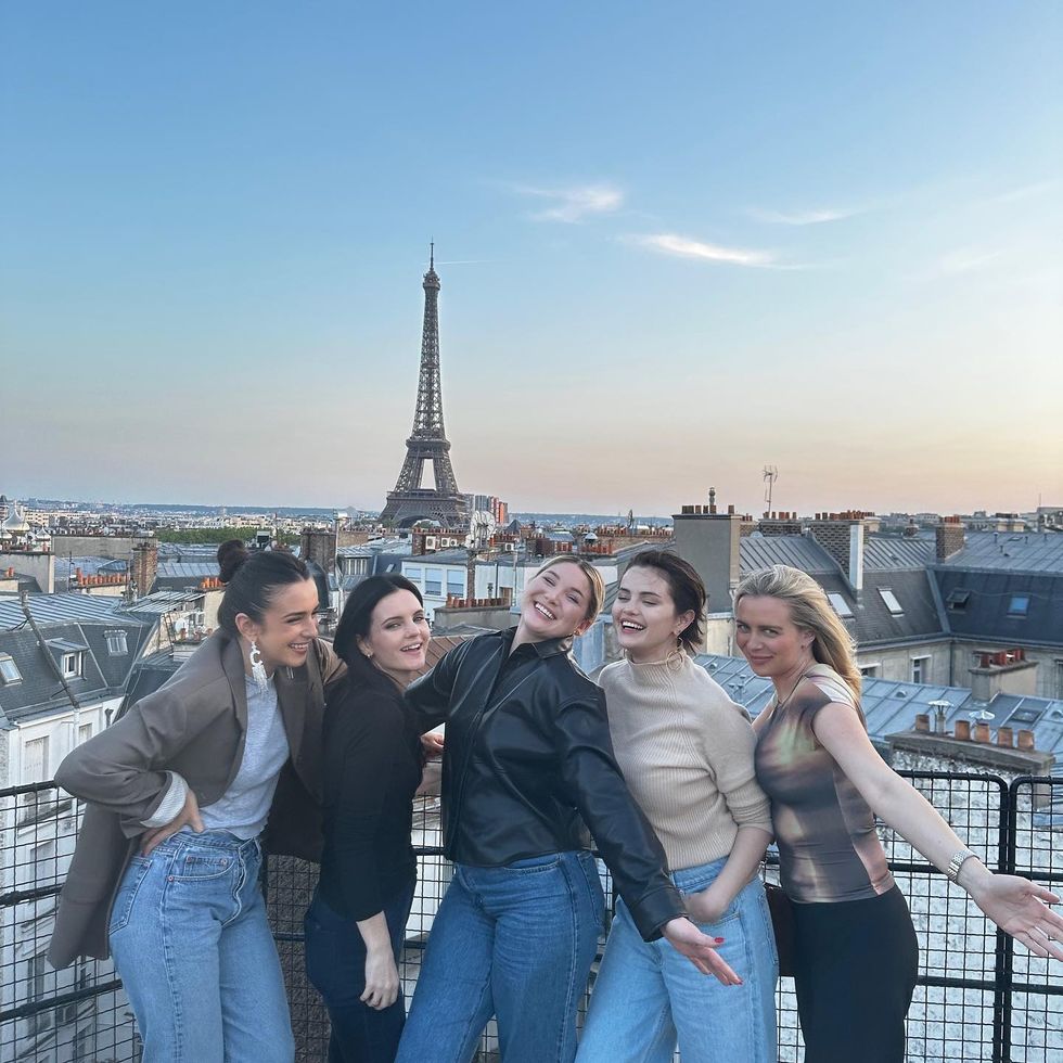 selena gomez with friends in paris
