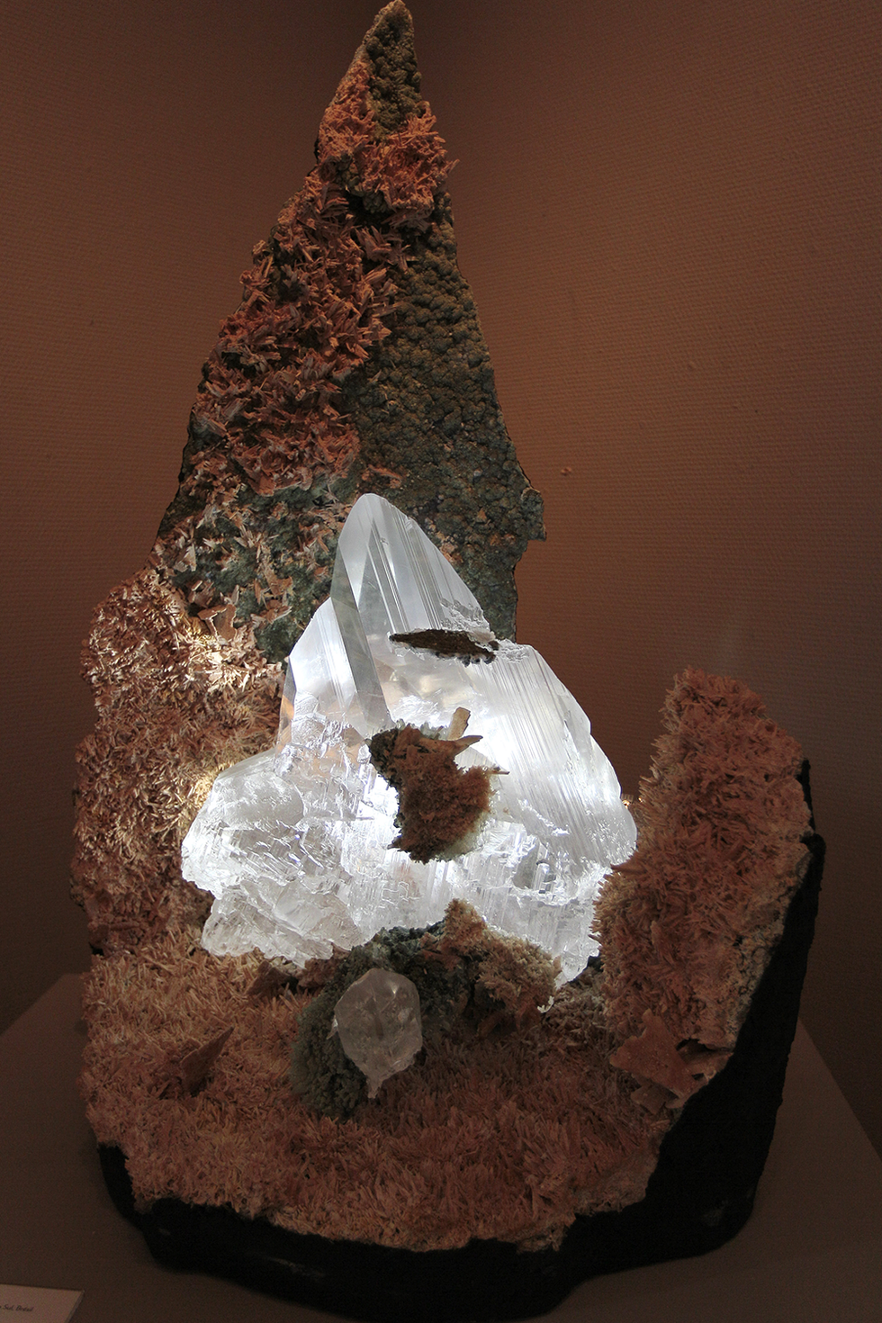 Mineral, Rock, Quartz, Geology, Crystal, Fashion accessory, 