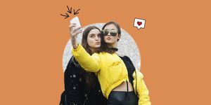 mujeres haciéndose un selfie