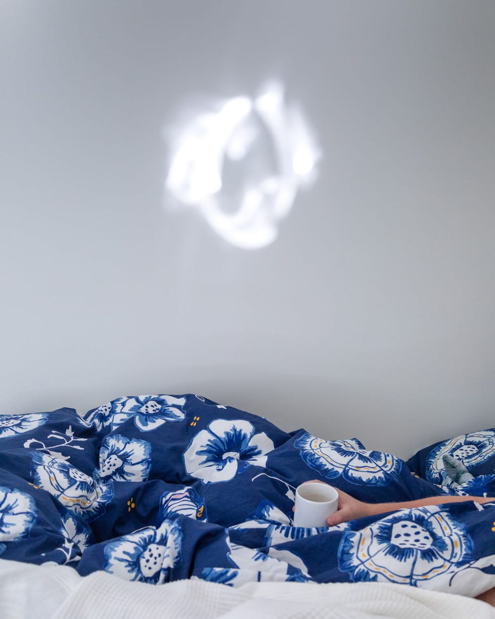 GOTHENBURG, SWEDEN GTEBORG ZWEDEN Op de eerste ochtend van de zelfisolatie verscheen een onverwachte bloesem van licht op de muur van het appartement van mijn partner bij Gteborg in Zweden zegt fotografe Acacia Johnson Sinds we aan onze zelfquarantaine zijn begonnen maak ik weer fotos op de manier waarop ik dat deed toen ik als tiener pas begon met fotograferen zoekend naar de kalme magie van het alledaagse In deze tijd van onzekerheid is het geruststellend om schoonheid te zien in de kleine details om ons heen