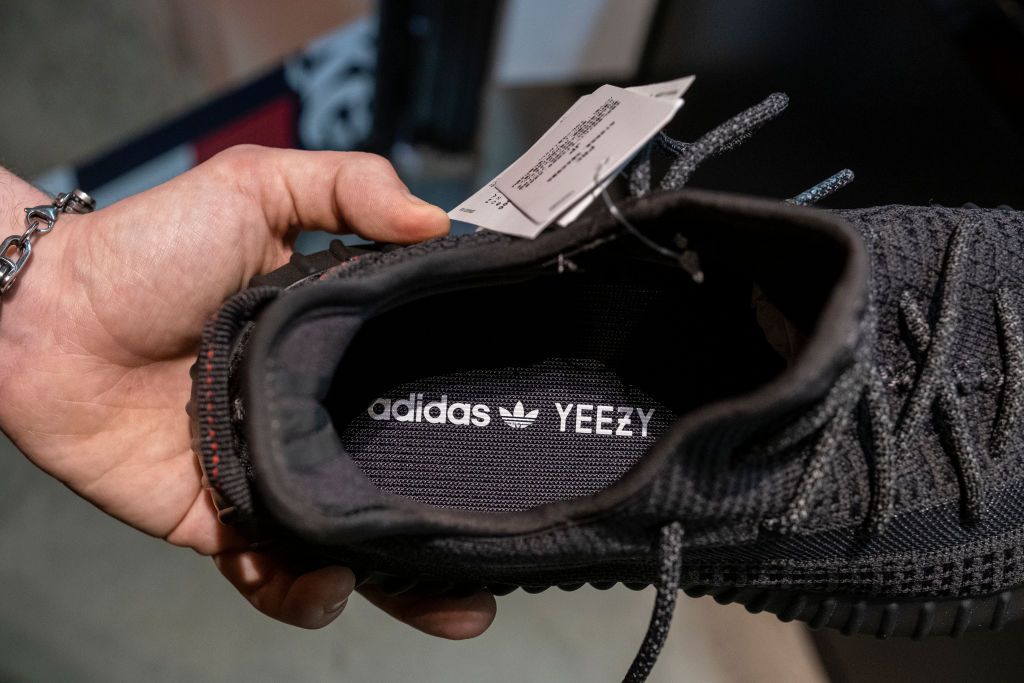 Maan wat betreft Bloesem Adidas vermijdt miljoenenverlies met verkoopronde Yeezy-sneakers