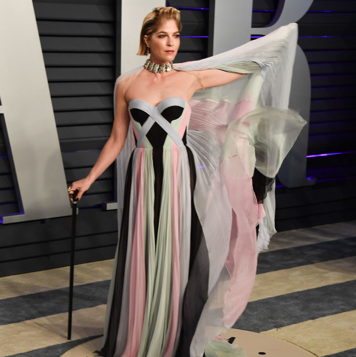 Selma Blair uses cane at 2019 Vanity Fair Oscar Party Hosted By Radhika Jones - Arrivals