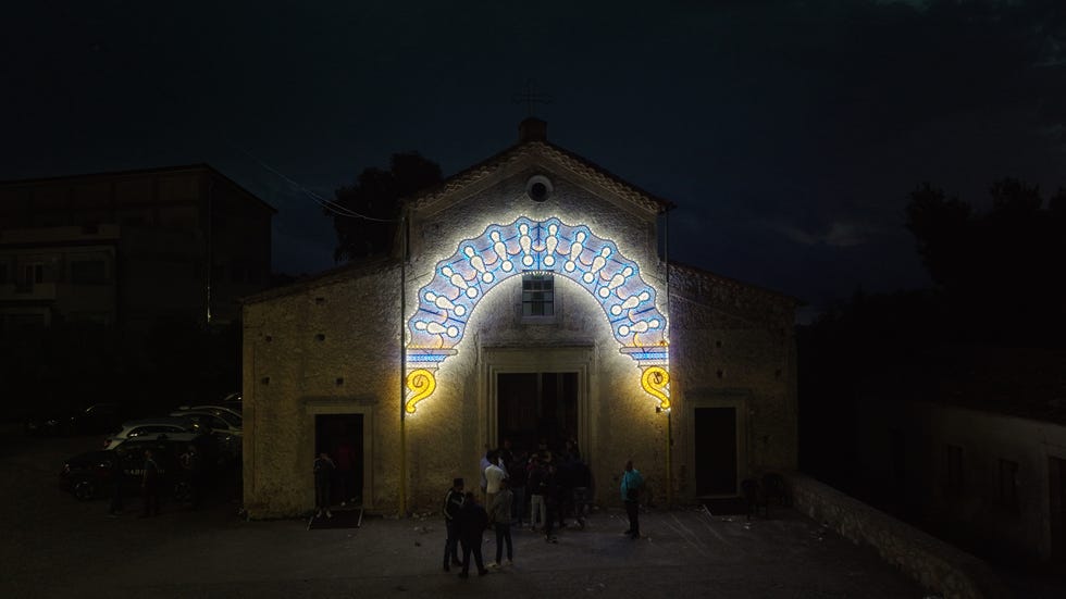 Una viuzza di Alghero, le estrose creazioni , i boccioni dell