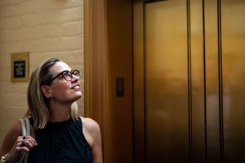 Kyrsten Sinema Muss Noch Sagen, Ob Sie Den Deal Unterstützen Wird