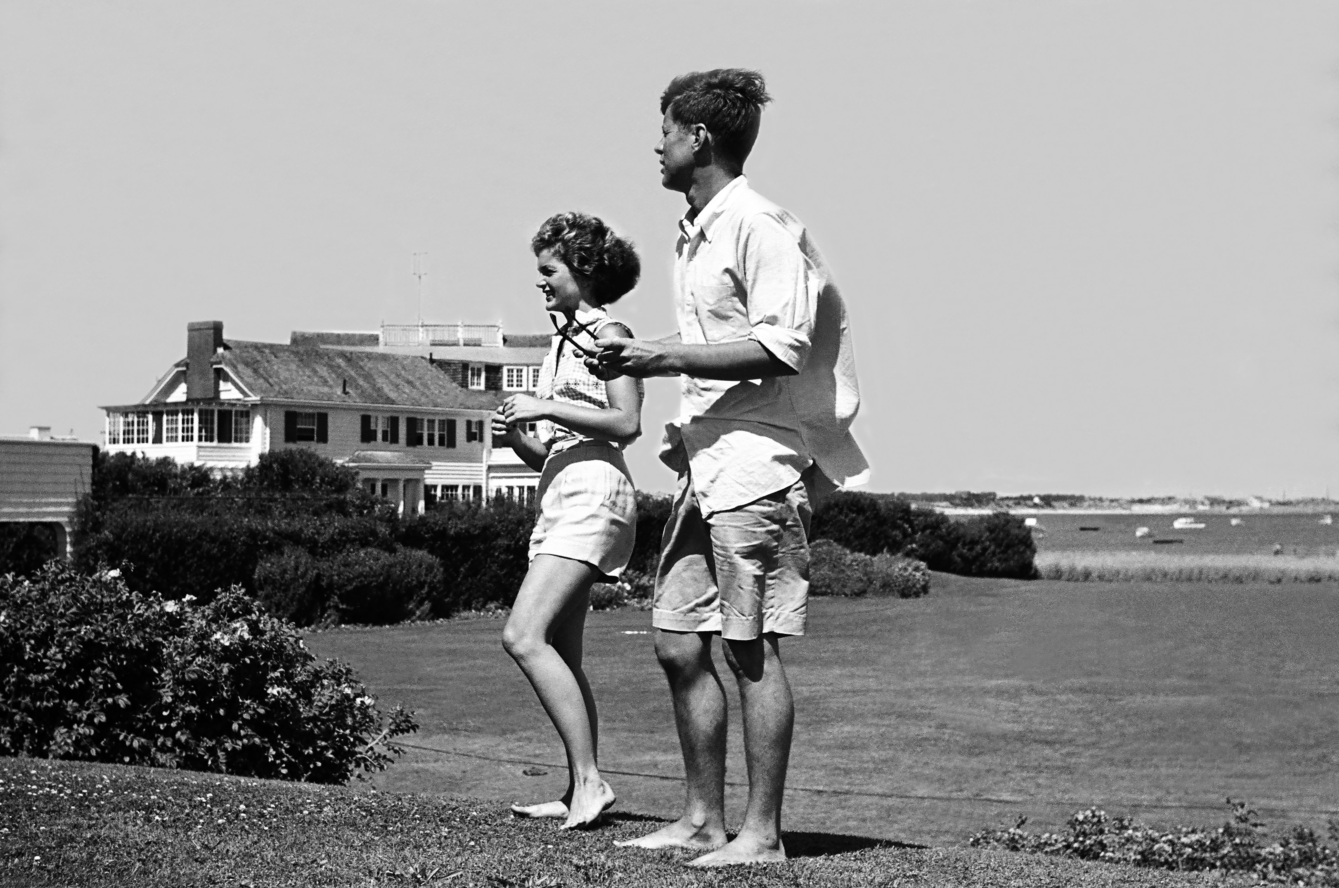 https://hips.hearstapps.com/hmg-prod/images/senator-john-f-kennedy-and-fiance-jacqueline-bouvier-on-news-photo-1728506199.jpg