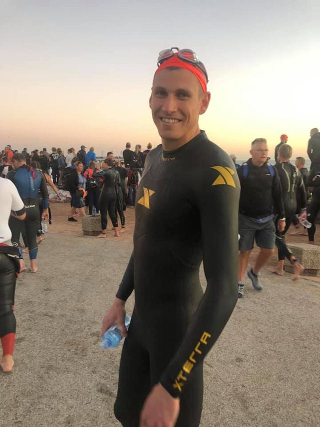 Wetsuit, Endurance sports, Swim cap, Triathlon, Personal protective equipment, Recreation, Headgear, Individual sports, Open water swimming, Dry suit, 