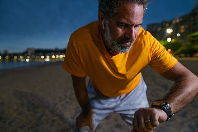 hombre haciendo ejercicio de noche