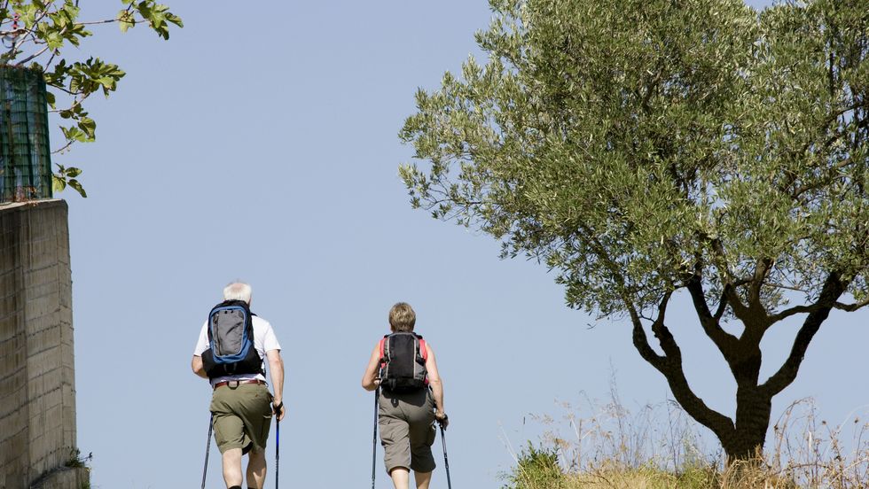 signori che fanno trekking