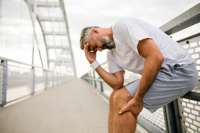 hombre con problemas físicos