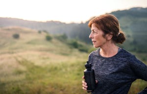 vrouw in sportkleding voor groen achtergrond