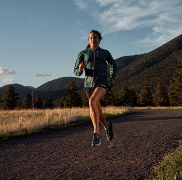 una mujer corre en medio del campo