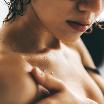 vrouw met waterdruppels op haar borst