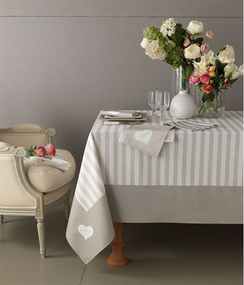 Tablecloth, Table, Textile, Furniture, Home accessories, Linens, Room, Floor, Rectangle, Flower, 