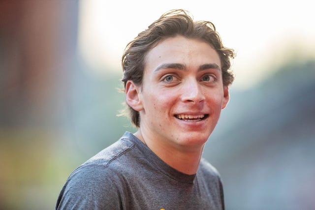 armand duplantis en salto con pértiga