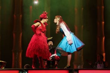 Serenay Sarikaya, protagonista de Med Cezir en el musical Alicia en el país de las maravillas