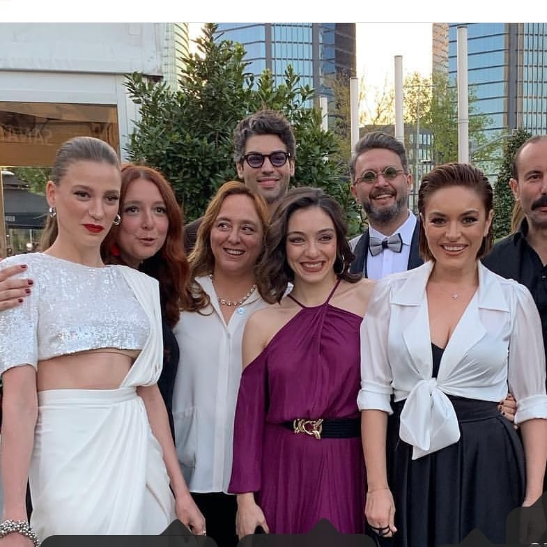 Serenay Sarikaya y equipo de Alice