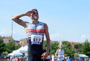 sergio fernandez celebra su victoria en los 400 metros vallas del campeonato de españa de getafe