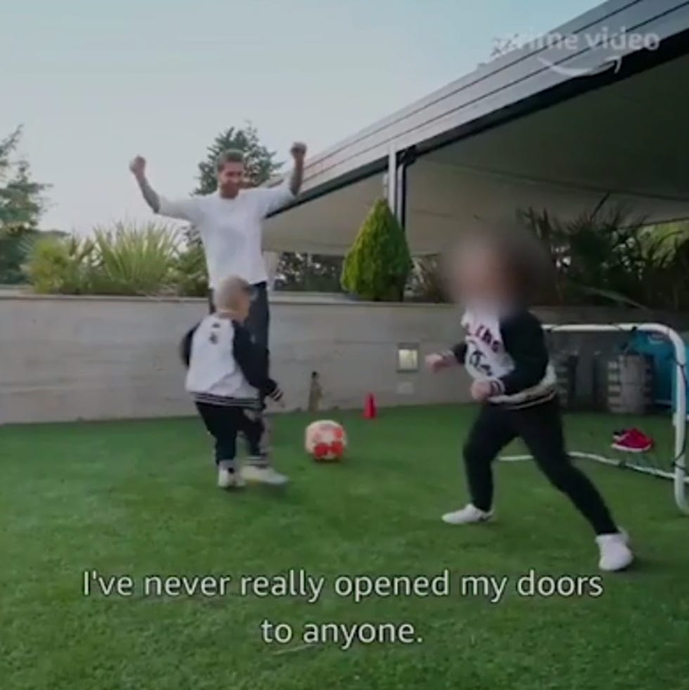 Sergio Ramos jugando al fútbol con sus hijos