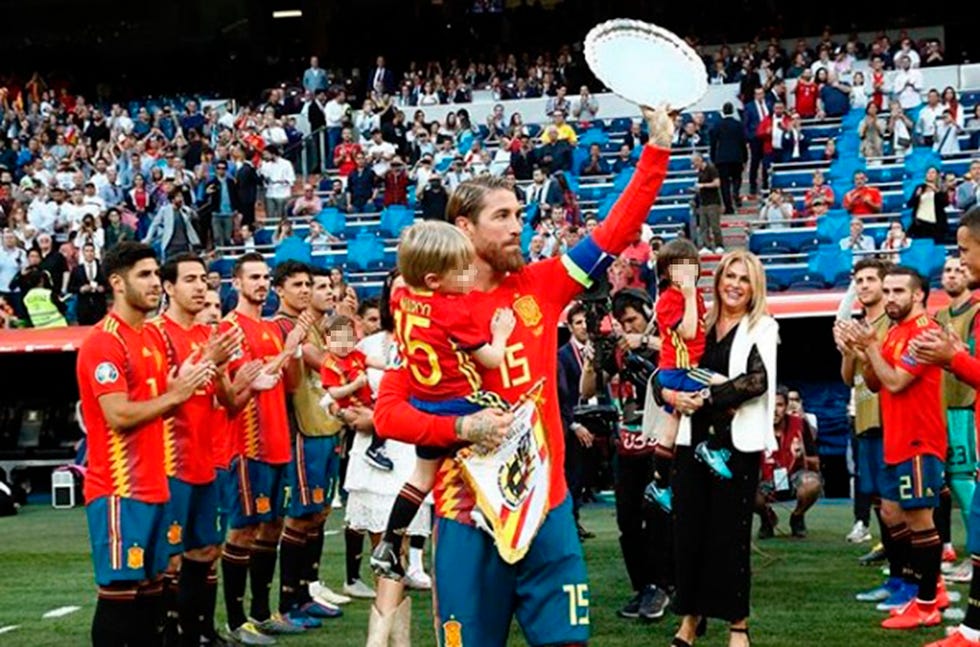Sergio Ramos con sus hijos como capitán de la selección española