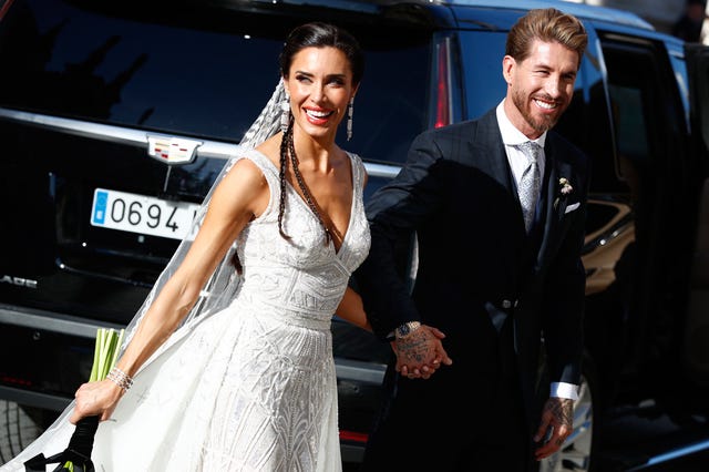  Sergio Ramos con un chaqué de color negro con una corbata gris brillante del brazo de su madre, que ha escogido para la boda de su hijo un espectacular vestido en color pistacho con el que estaba guapísima.