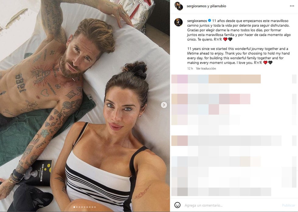 la pareja posa en ropa de baño en una piscina