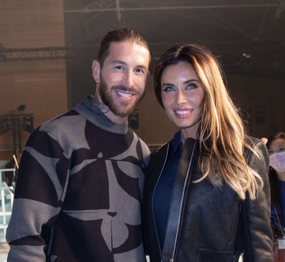 la pareja en un desfile en paris