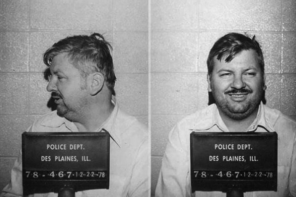 two black and white photos of john wayne gacy holding a sign that says police dept des plaines, ill, with gacy looking straight ahead and smiling in one, and looking to the side in the other