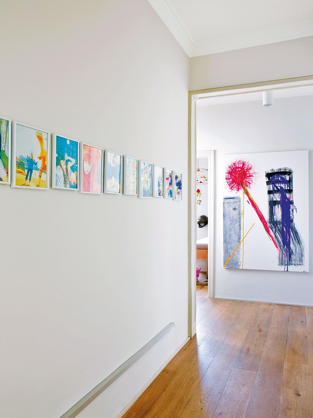 Cómo decorar un pasillo con láminas y fotos: 12 propuestas que te inspirarán