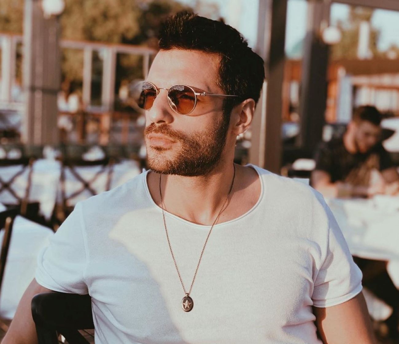 Serkan Çayoglu, en la playa sin su novia Özge Gürel