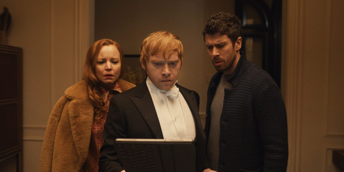 https://hips.hearstapps.com/hmg-prod/images/servant-season-2-lauren-ambrose-rupert-grint-toby-kebbell-1609935162.jpg?crop=0.6666666666666667xw:1xh;center,top&resize=1200:*