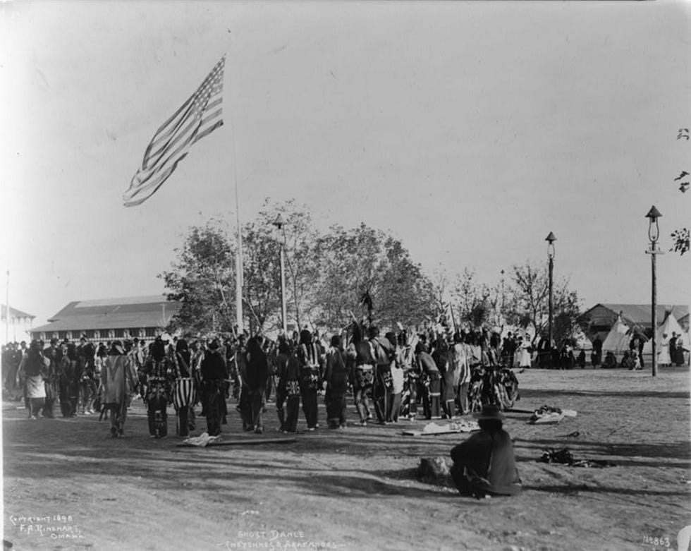 Leden van de Cheyenne en Arapahoe voeren de Ghost Dance uit tijdens het Indian Congress dat in 1898 werd gehouden in Omaha Nebraska De dans vond meestal plaats rond een vlaggenmast Het was destijds in zijn soort de grootste bijeenkomst van inheemse Amerikanen ooit