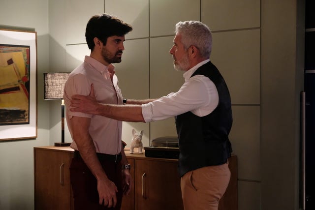 ﻿julio le dice a su padre que ha decidido casarse con olga, mientras que la policía tiene a víctor en su punto de mira, vega está a punto de caer, una pareja se reconcilia y alguien muy importante del pasado de quintero reaparece en su vida