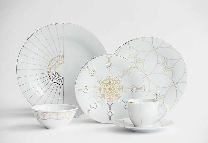Servizio piatti in porcellana bianca con decori in oro