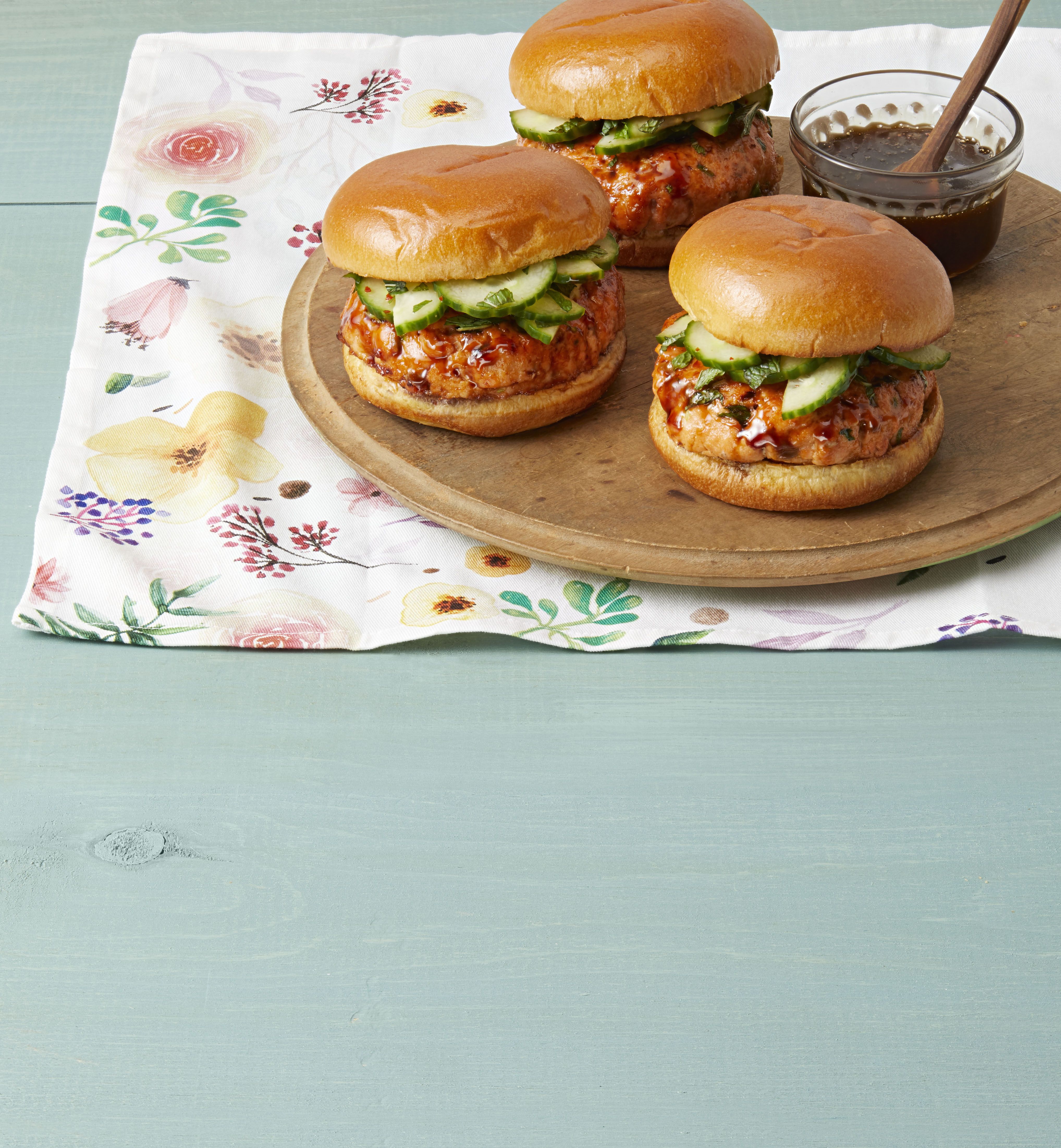 https://hips.hearstapps.com/hmg-prod/images/sesame-soy-salmon-burgers-recipe-1614981765.jpg