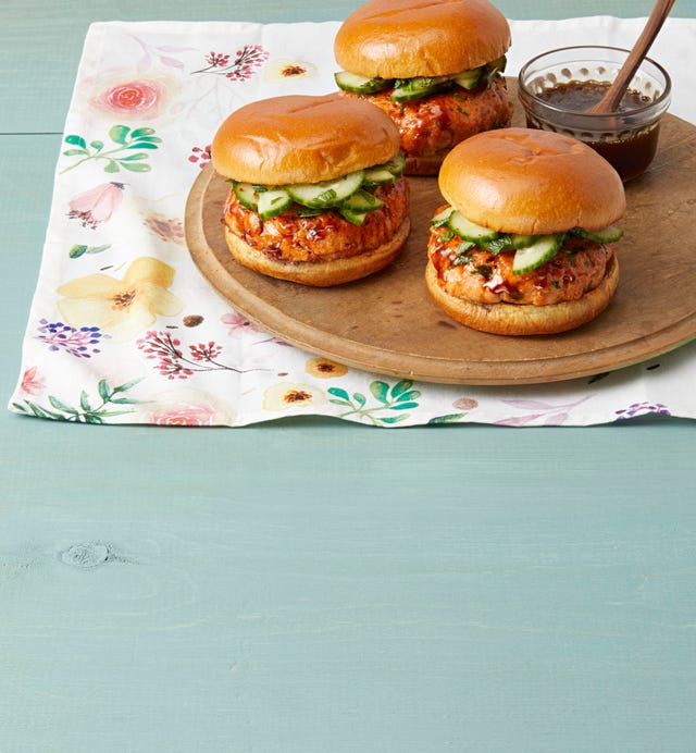 https://hips.hearstapps.com/hmg-prod/images/sesame-soy-salmon-burgers-recipe-1614981765.jpg?crop=0.469xw:0.652xh;0.503xw,0&resize=640:*