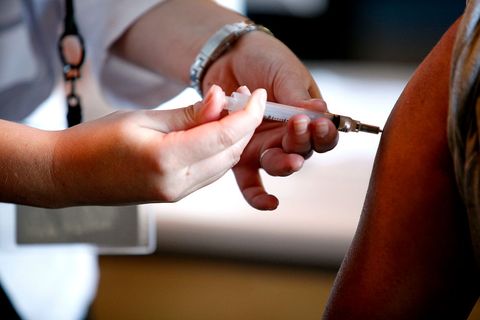 USA - Healthcare - Hundreds line up for H1N1 Vaccinations in California