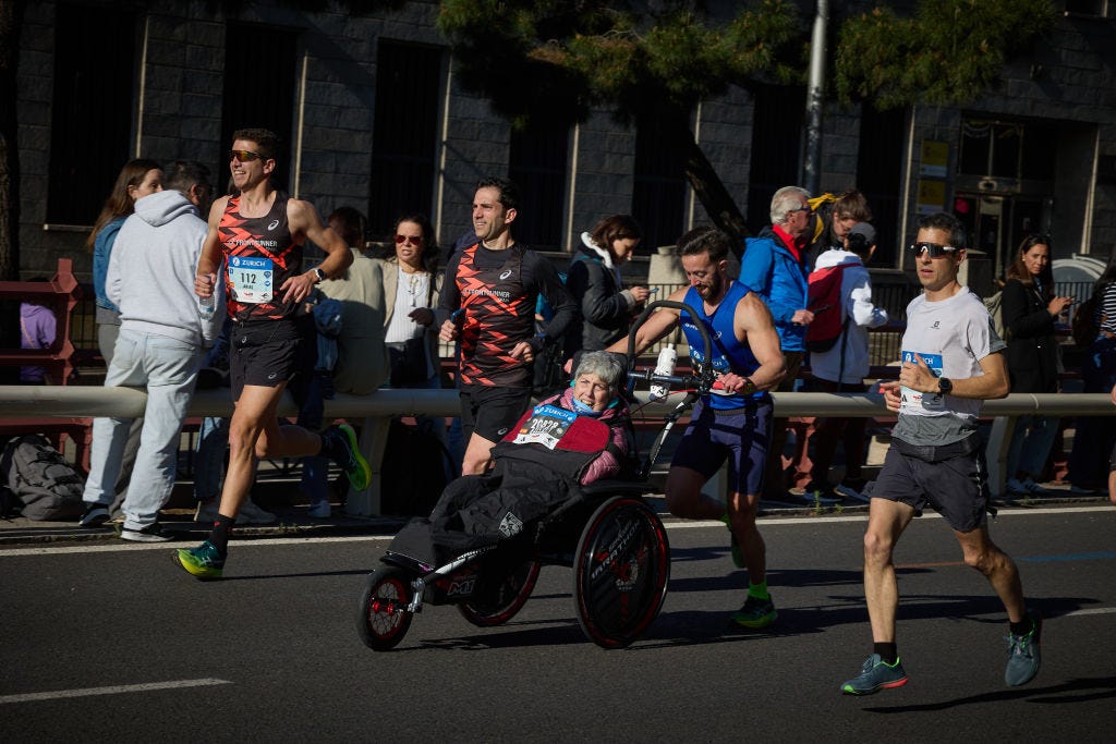 eric y su madre corriendo la media maraton de madrid 2024