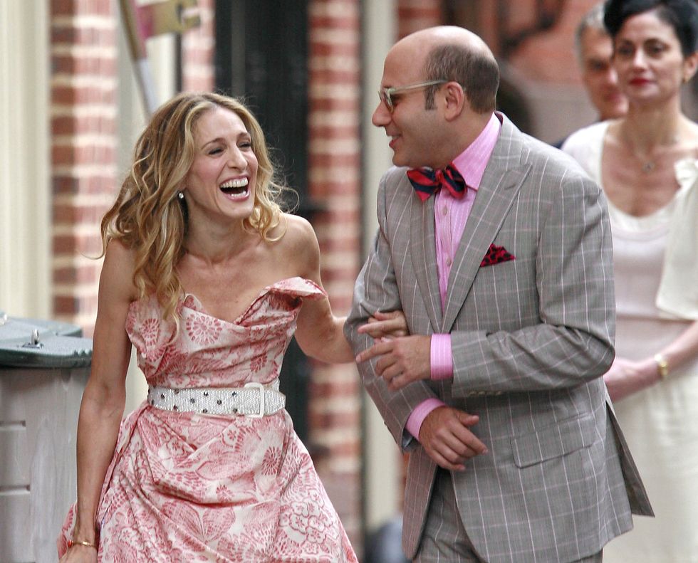 new york   october 01  actress sarah jessica parker  and actor willie garson sighting filming a scene for the movie sex and the  city  on location in the west village on october 01 2007 in new york city  photo by marcel thomasfilmmagic