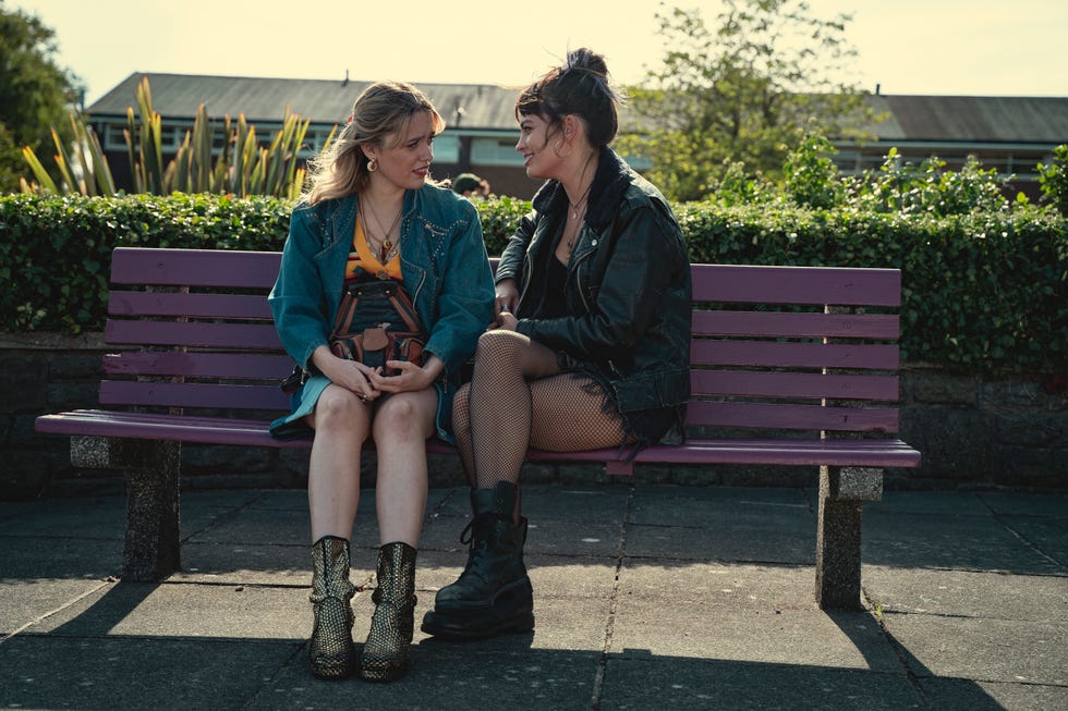 aimee lou wood as aimee gibbsin, emma mackey as maeve wiley in episode 2 of sex education season 3