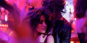 acteurs sarah shahi en adam demos als billie en brad gekiekt tijdens opnames van netflix serie sex life