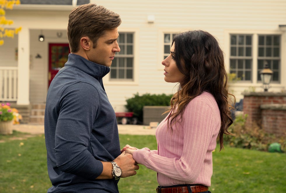 sexlife l to r mike vogel as cooper connelly and sarah shahi as billie connelly in episode 107 of sexlife cr amanda matlovichnetflix © 2021