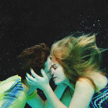 two people kissing under water
