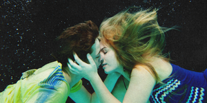 two people kissing under water