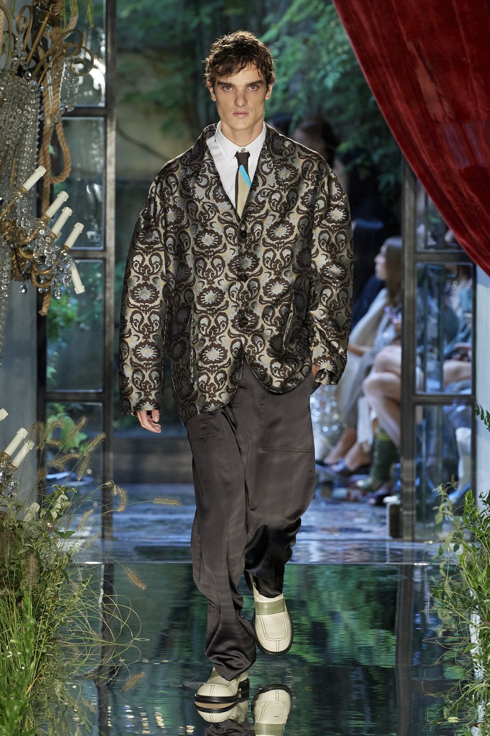 Milano - 23 settembre: uomo Louis Vuitton con zaino e camicia con fiamme  prima di Antonio Marras fashion show, la settimana della moda milanese  street style il sep Foto stock - Alamy