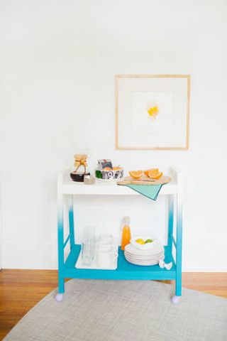 Sfumare i mobili Per esempio il carrello della cucina con drink o condimenti? Coloratelo sfumandolo dal basso verso l'alto. Effetto freshness assicurato. courtesy photo Harper's Bazaar