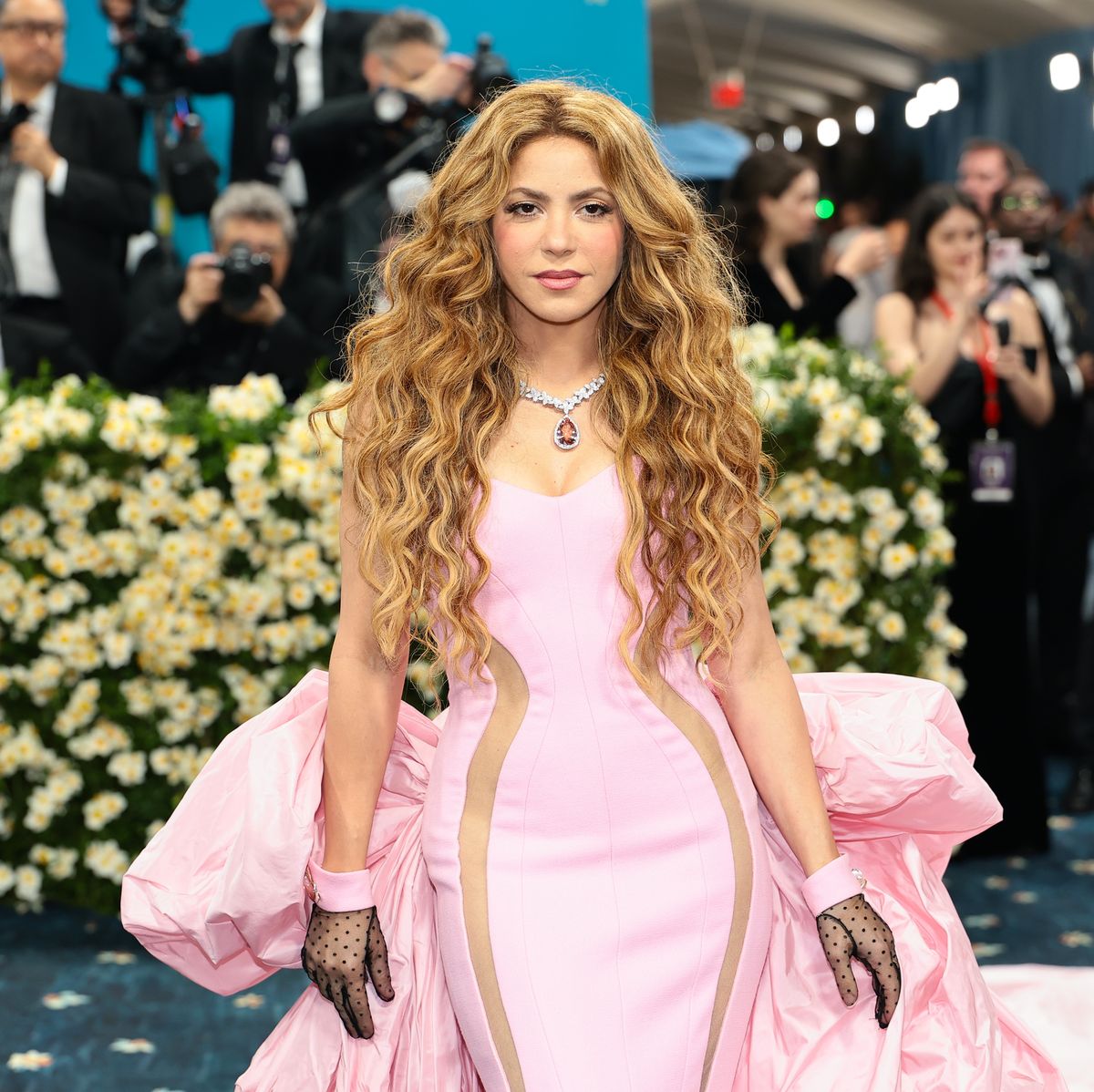 shakira-attends-the-2025-met-gala-celebr