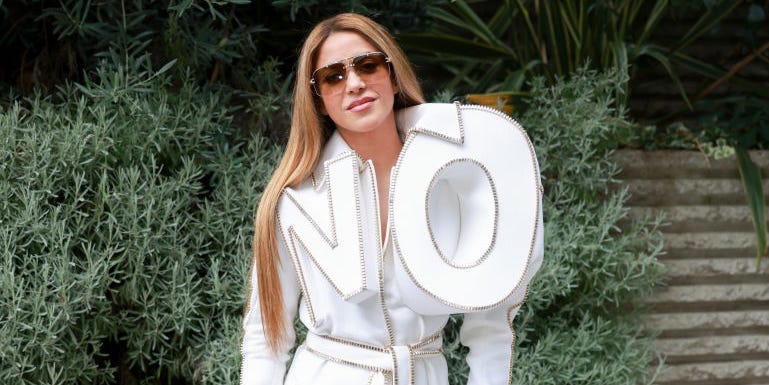 ¿Qué significa el 'NO' gigante que lleva Shakira en su último 'look' viral?