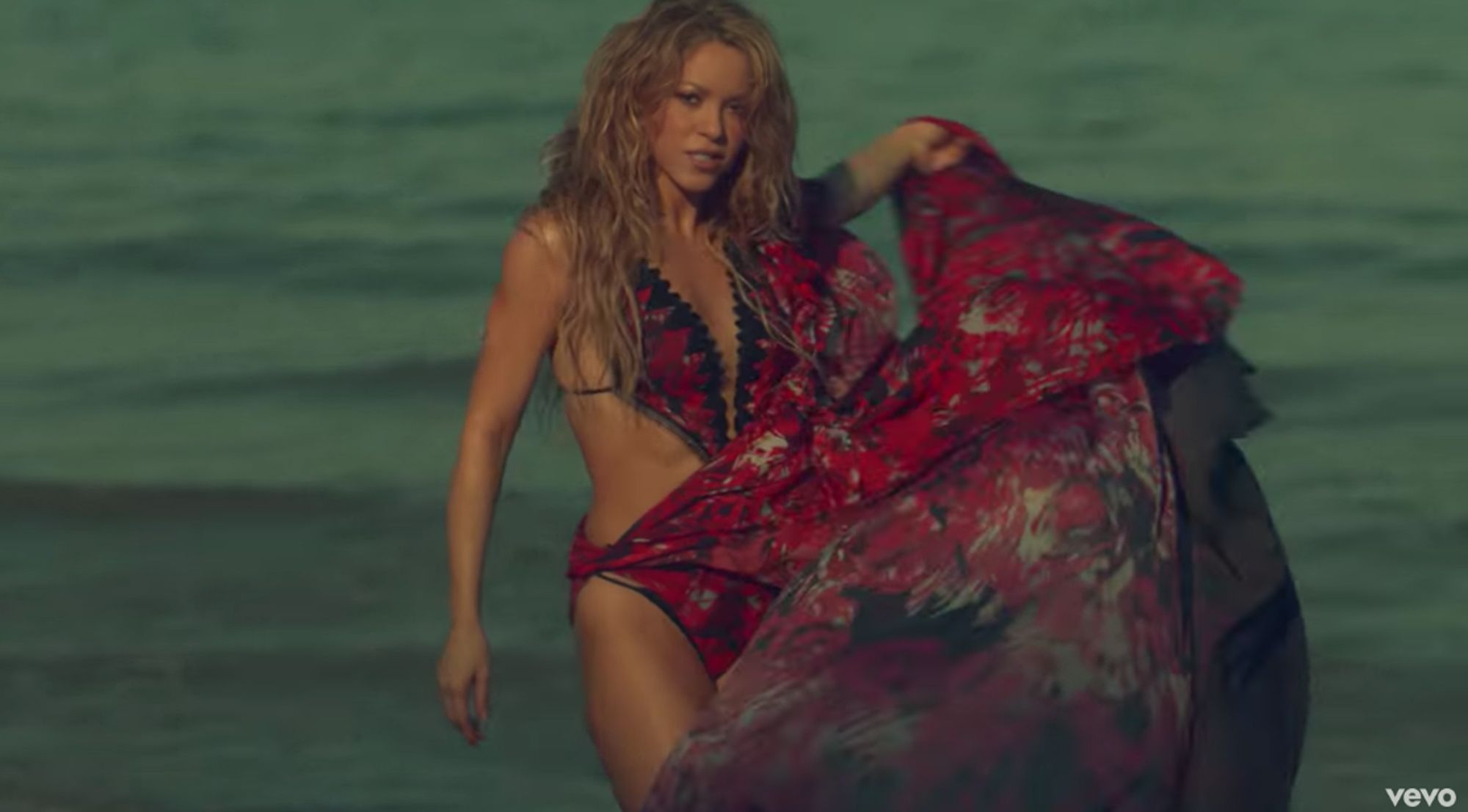 Shakira y Maluma suben las temperaturas- Shakira muestra su lado más  sensual junto a Maluma